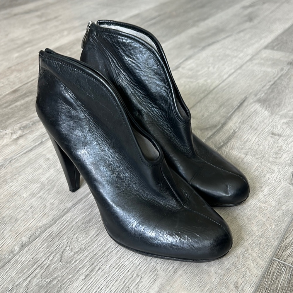 Beautiful Black and Gold Vince Camuto Heels.